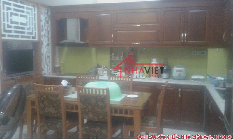  sua-chua-nha-anh-long-ngo-44-ham-tu-quan-quan-hoan-kiem-07Với khu bếp được làm từ gỗ tự nhiên và được bố trí theo phong thủy từ kiến trúc sư.