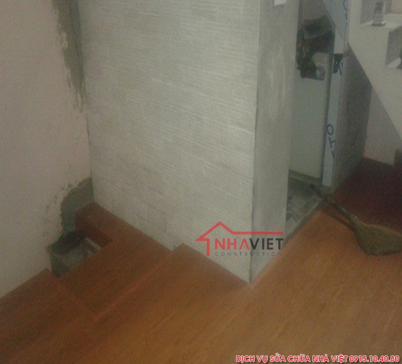 Cộng với lớp sàn nhựa vân gỗ thì căn phòng đã trở lên sang trọng rất nhiều - Sửa nhà