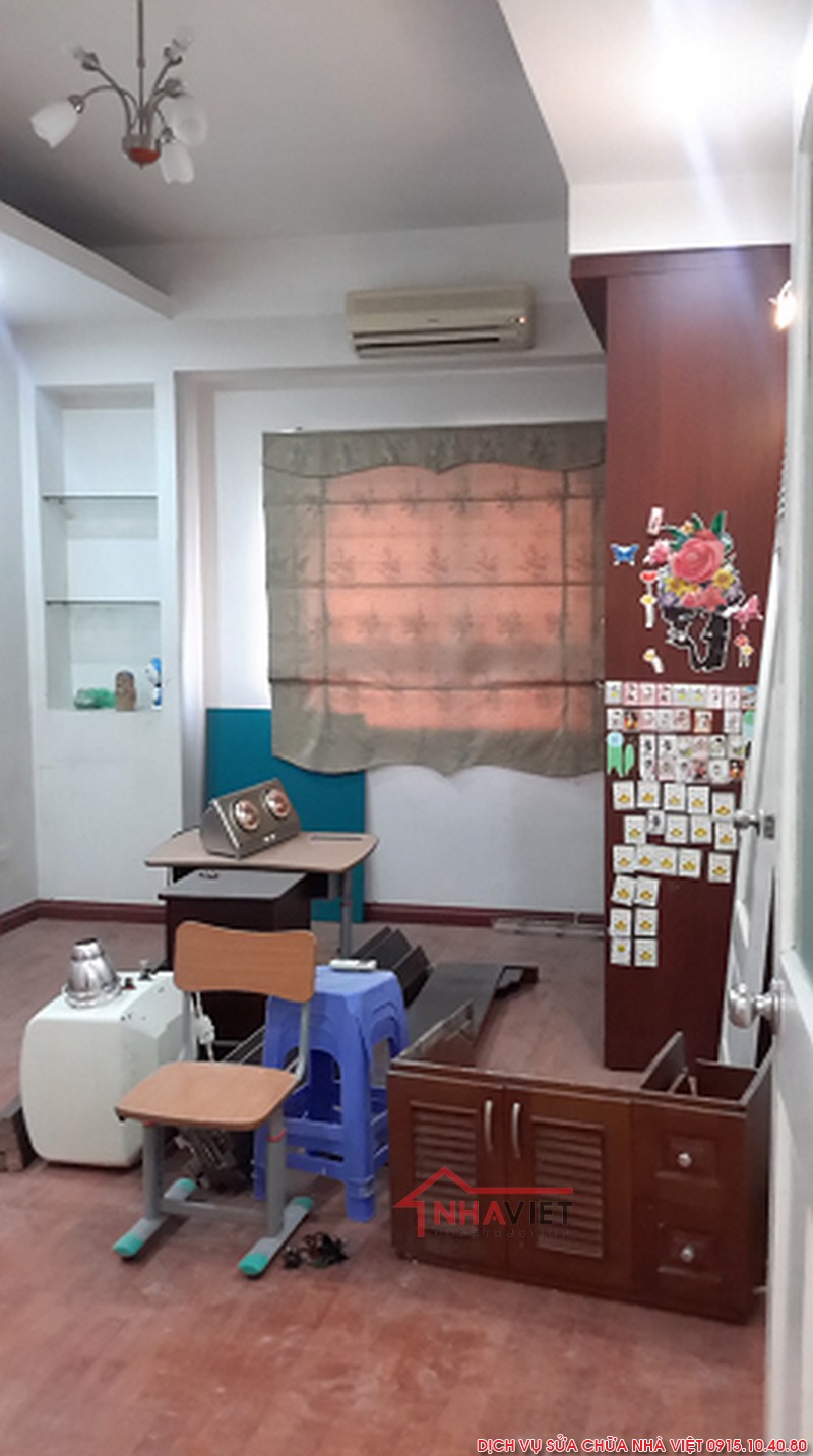 Phòng khách với diện tích vô cùng khiêm tốn nhưng cũng như được biến hình rộng hơn.