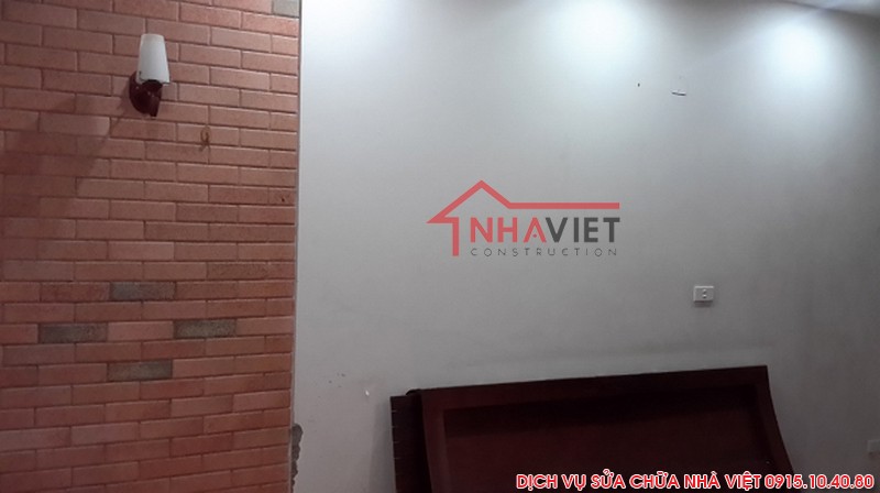 Sửa chữa nhà - Bức tường ở cạnh đầu giường ngủ được xóa bỏ bằng bức thạch cao sơn trắng