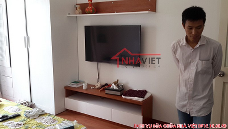 Tại căn bếp chị Thu muốn giữ nguyên chỉ thay đổi lại màu sơn từ màu cánh gián nhạt sang màu trắng