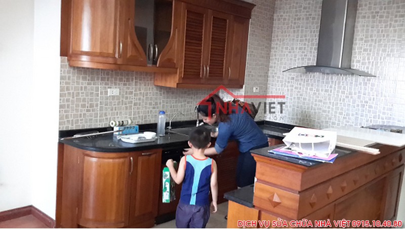 Chị Thu đang chỉ khu vực muốn cắt khoang tủ lắp máy rửa bát