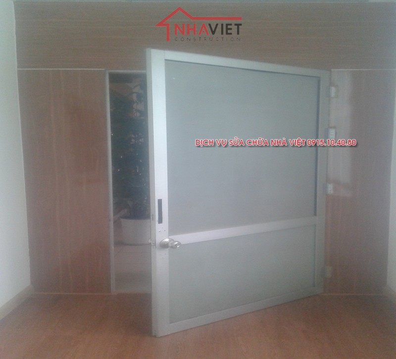 Vậy là đã thay đổi hoàn toàn cửa nhôm kính thiếu sang trọng bằng lớp Aluminium vân gỗ