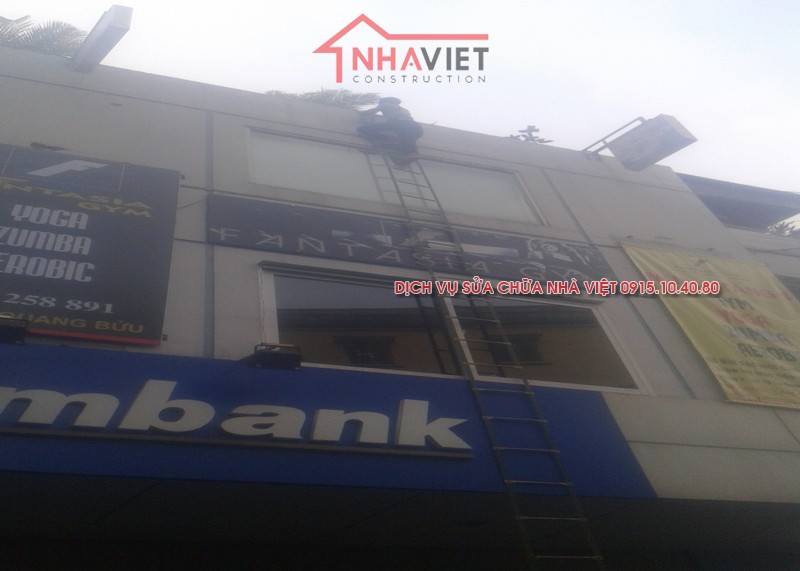Trèo thang dây xử lý chống thấm cửa sổ
