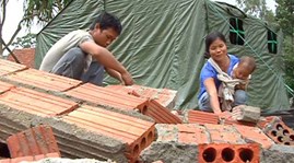 giup-dan-vung-lu-sua-nha-de-co-nha-moi-truoc-tet-quang-ngai